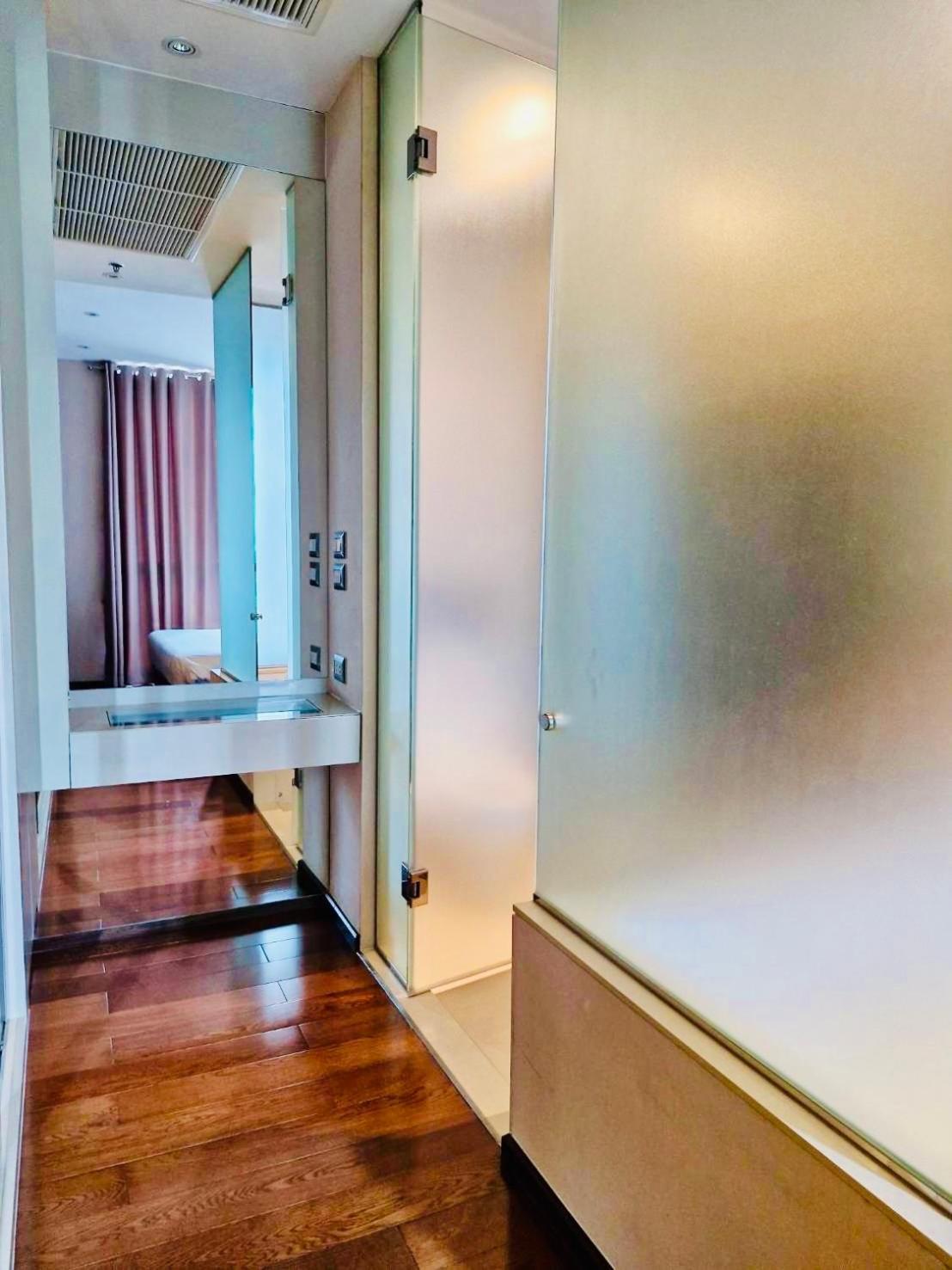Luxury 1bed 1bath 300m Bts Phrom Phong, Emporium Emsphere Emquartier Apartment